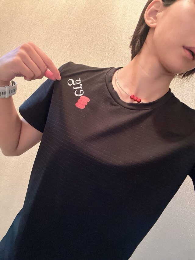 ロゴ付きの黒いTシャツを着た人