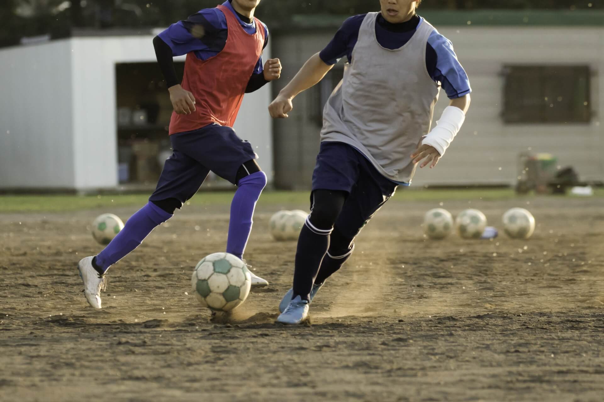 サッカーを練習する二人の選手